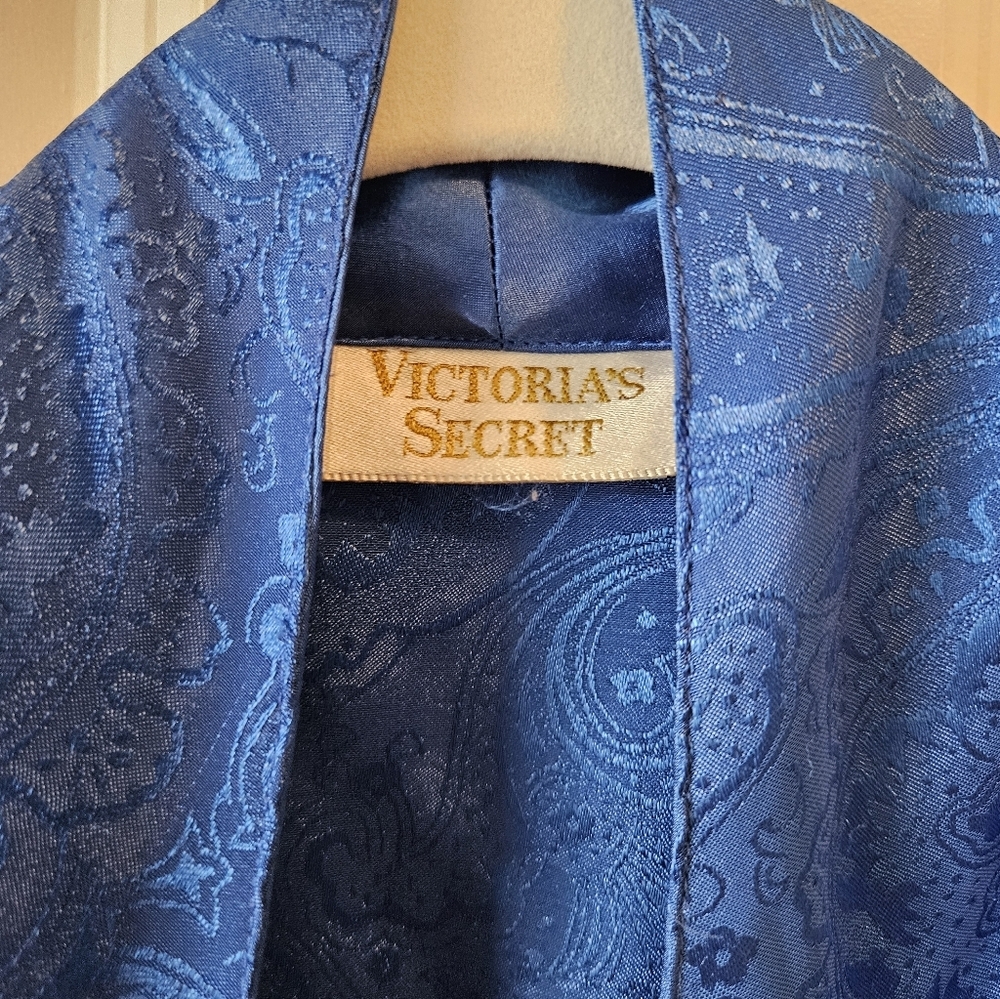 Victoria Secret Gold Label Robe - Picture 3 of 3